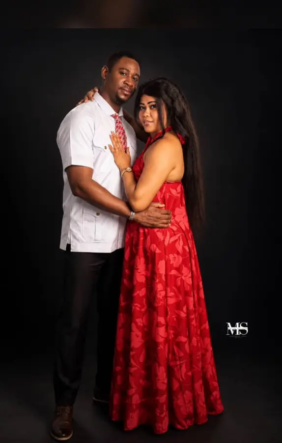 Joane en robe rouge et Cyrille